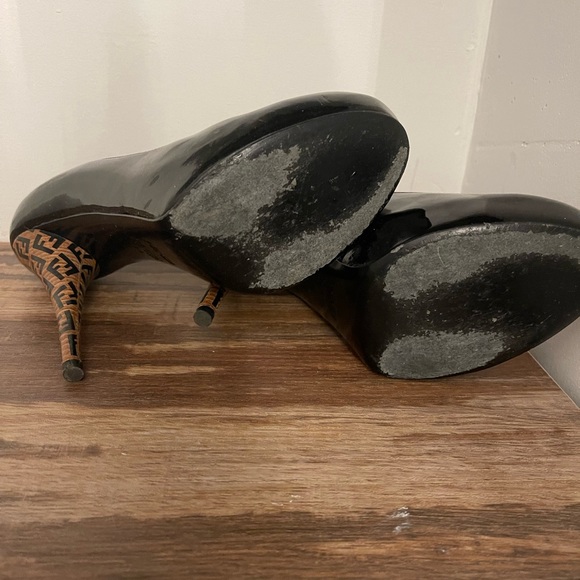 Fendi Logo Patent Leather stacked heels - Picture 4 of 4